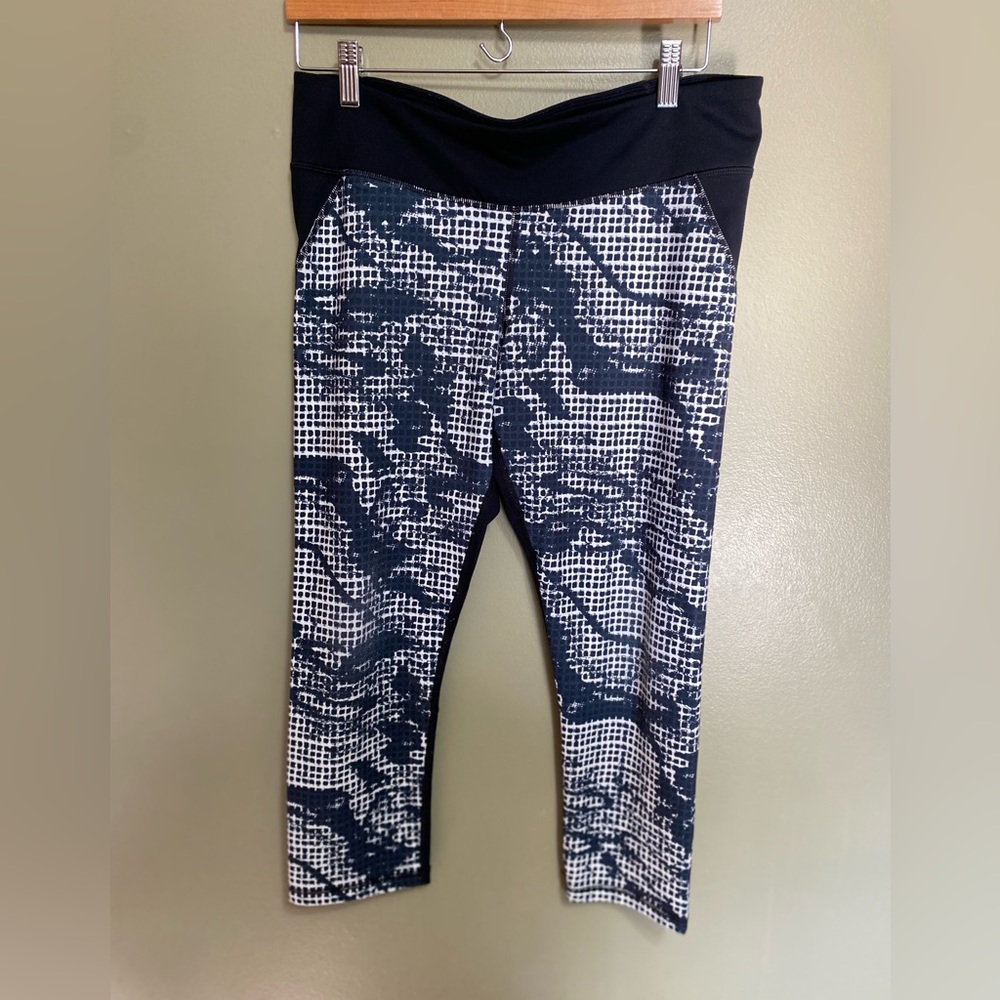 Under Armour Black and White‎ Cropped Leggings, Size L
